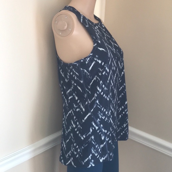 ⭐️ North Face On the Go Tank - Picture 5 of 8